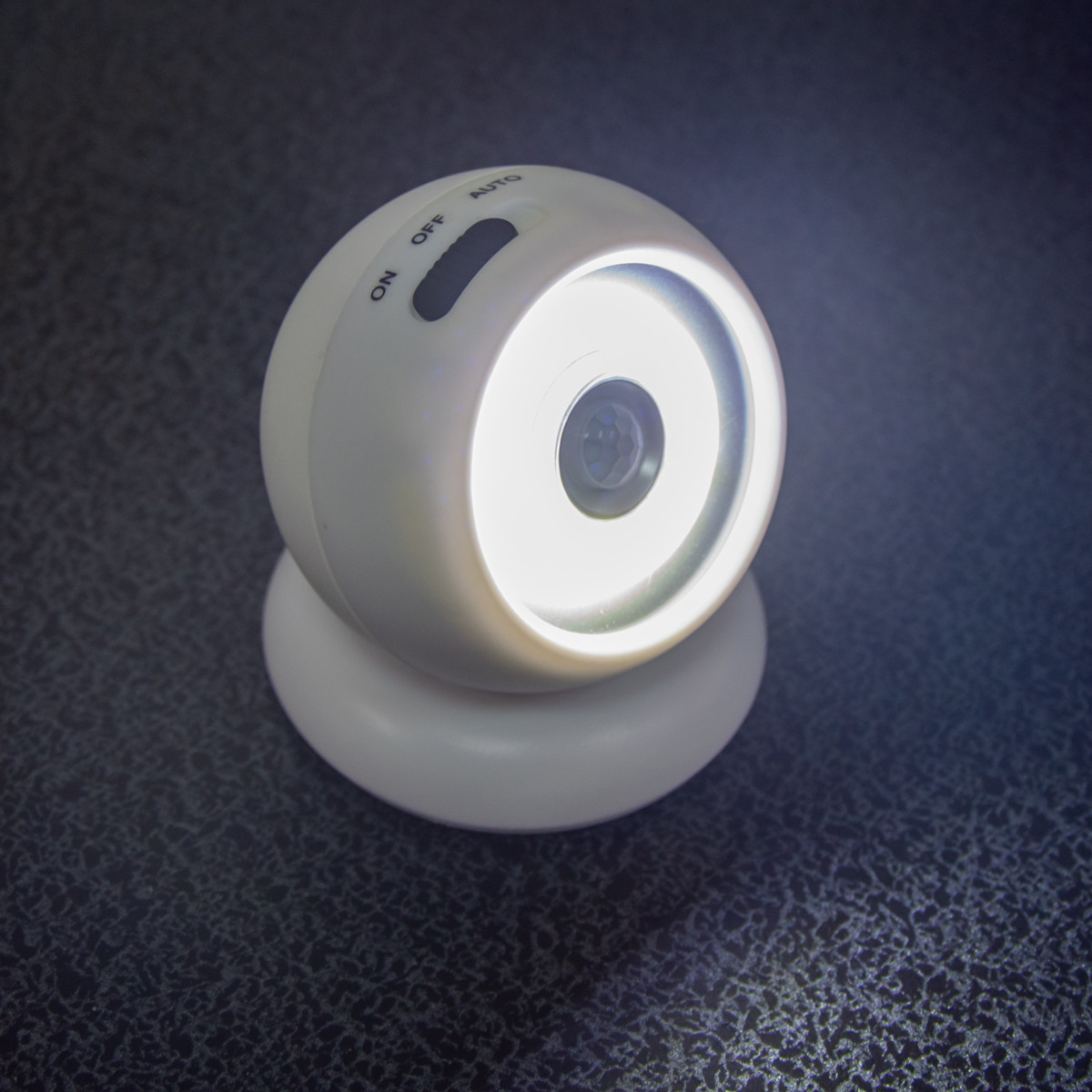 Світлодіодна лампа з датчиком руху на акумуляторі Біла Motion Sensor Light, світильник настінний «D-s»