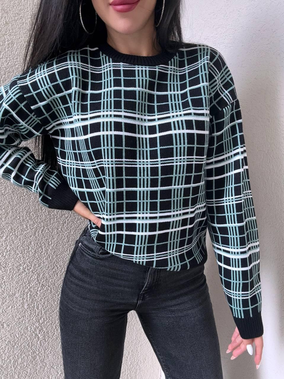 Теплий жіночий в'язаний светр у клітинку