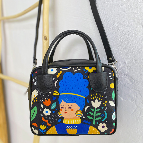 Сумка жіноча Kitto Дівчина в українських квітах 25x20x9 см (SKI_22S002_BL), фото 1