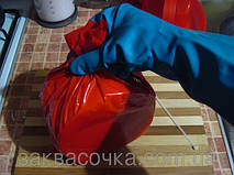 Закладываем сыр в пакет , на руку надеваем перчатку