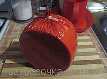 Максимально прижимаем пакет к сыру и затягиваем фиксатор