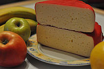 Сыр в пакете для вызревания может храниться даже год!
По сравнению с другими покрытиями - пакет для вызревания очень легко снять с сыра!