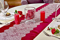 Червона атласна скатертина (ранер) на стіл з білим мереживом