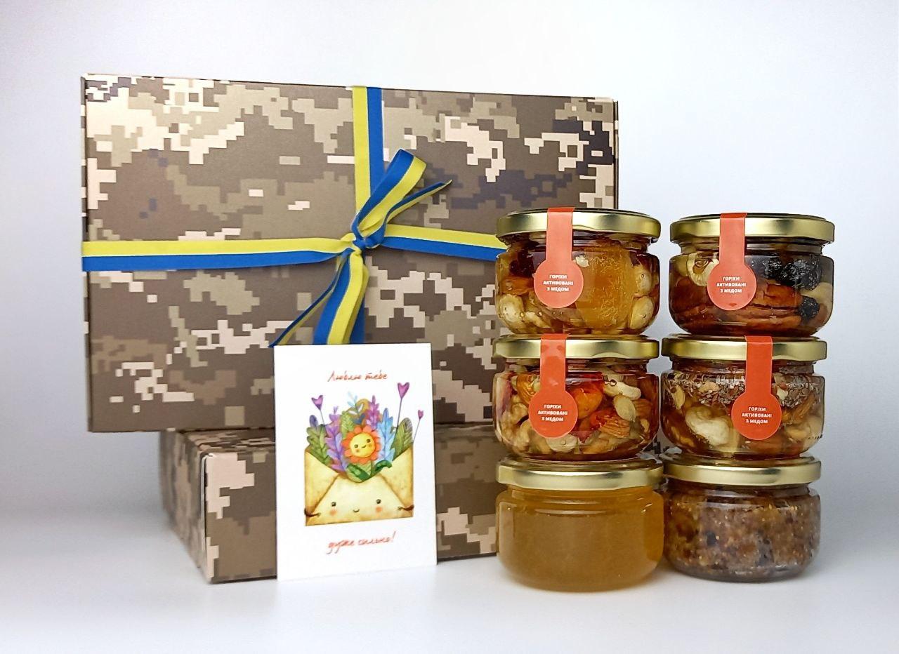 Солодкий подарунковий набір з ароматним травневим медом, пасти Амосова,та 4 баночки горішків в меду по 140гр.