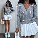 В'язана кофта на ґудзиках з аплікацією з квітів і V-подібним вирізом (р. 42-44) 9043277, фото 8