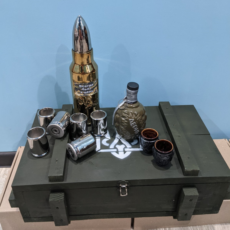 Золота куля пляшка 0,5л та граната РГД-5. з чарками подарунковий набір для чоловіків, фото 1