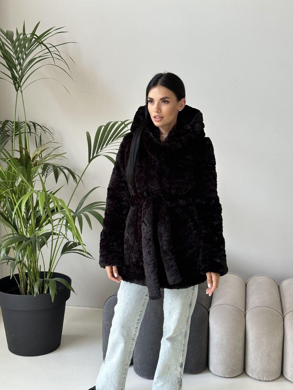 Жіноча зимова чорна еко шубка з баранчика з капюшоном і поясом, фото 1