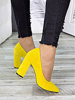 Женские замшевые туфли на высоком устойчивом каблуке цвет лимон