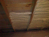 Теплоізоляція металевих балок стропильної системи пінополіуретаном.