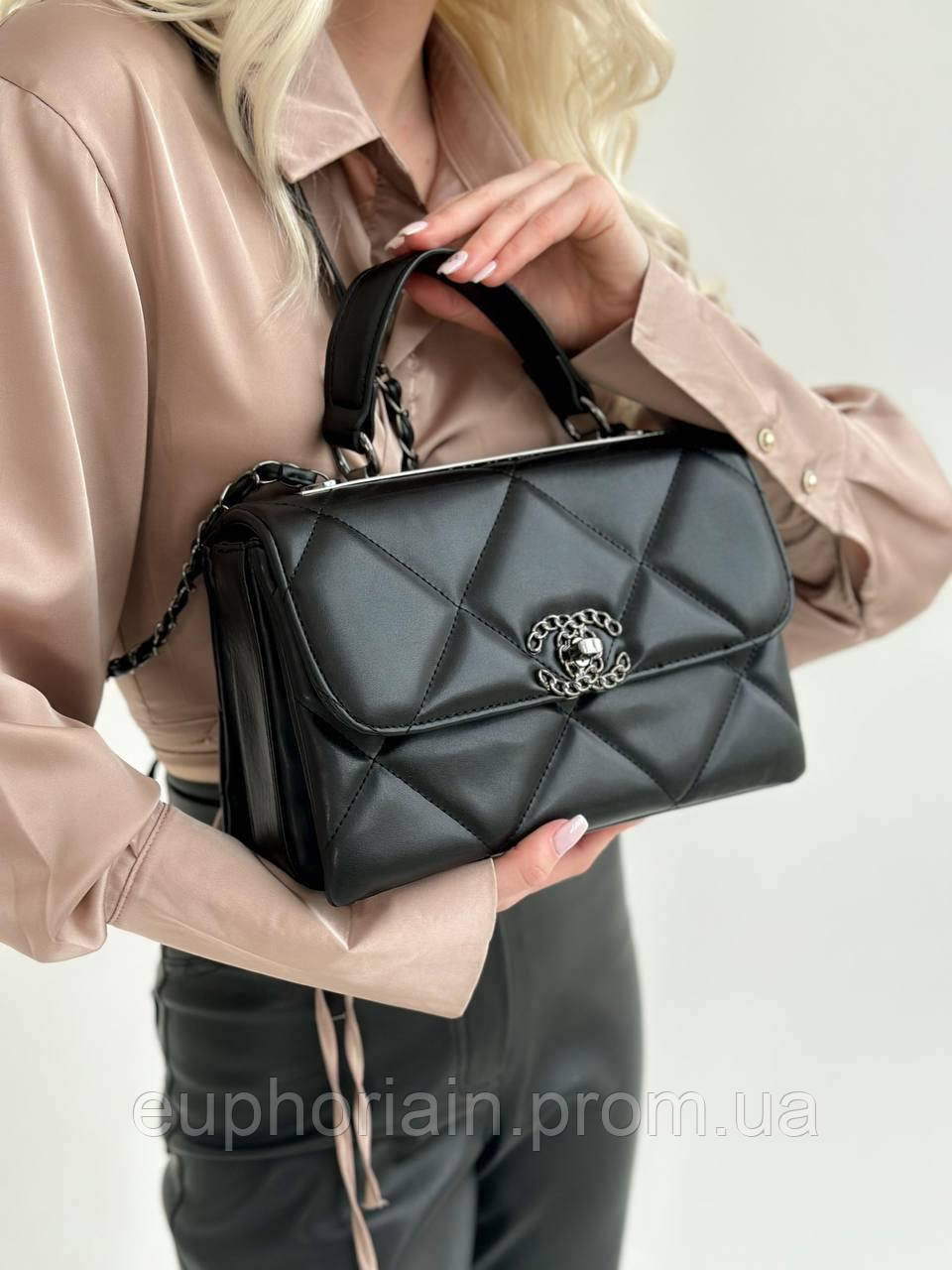 Женский сумка из эко-кожи Chanel Black / Шанель черная на плечо сумочка женская кожаная стильная брендовая - фото 4 - id-p1984525720