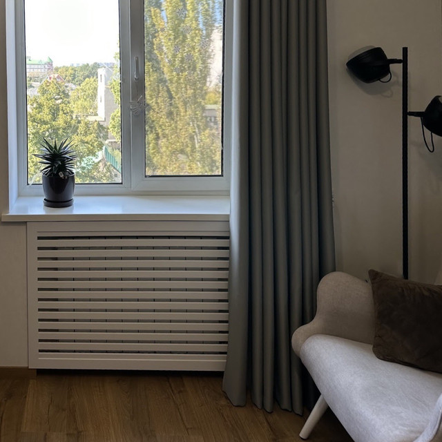 Решітка на батарею білий Форест у вітальні біля білого дивану