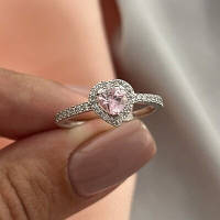 Кольцо серебряное с сердечком розовым и белыми фианитами родированное