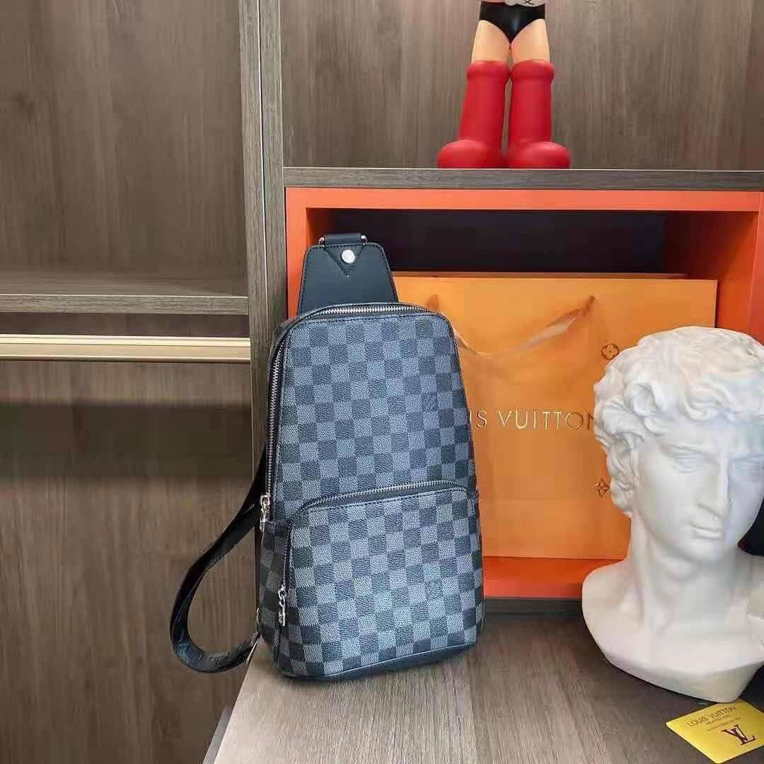Чорна нагрудна Сумка Слінг Louis Vuitton