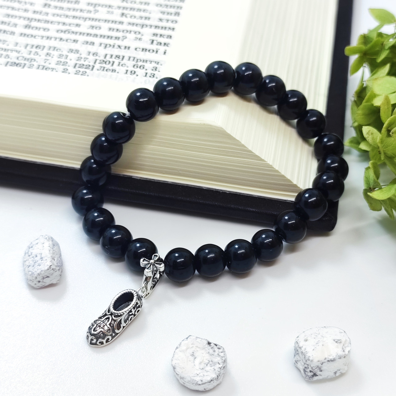 Браслет із каміння онікс чорний із підвіскою-черевичком святителя Спиридона, фото 1