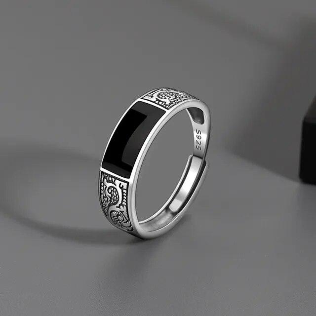 Перстень чоловічий класичний з візерунками та чорним каменем р регульований