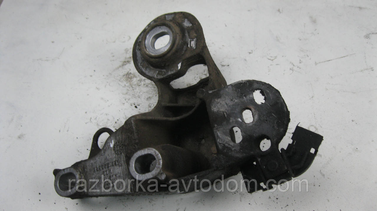 Кронштейн подушки/опори двигуна правий VW Passat B5 (1997-2000) OE:4B0199352B