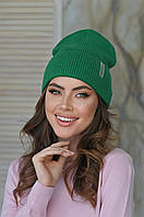 Вязаная шапка с отворотом женская теплая зеленая