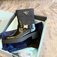 Женские черные кожаные осенние демисезонные сапоги ботинки Prada с логотипом Прада с текстильными вставками