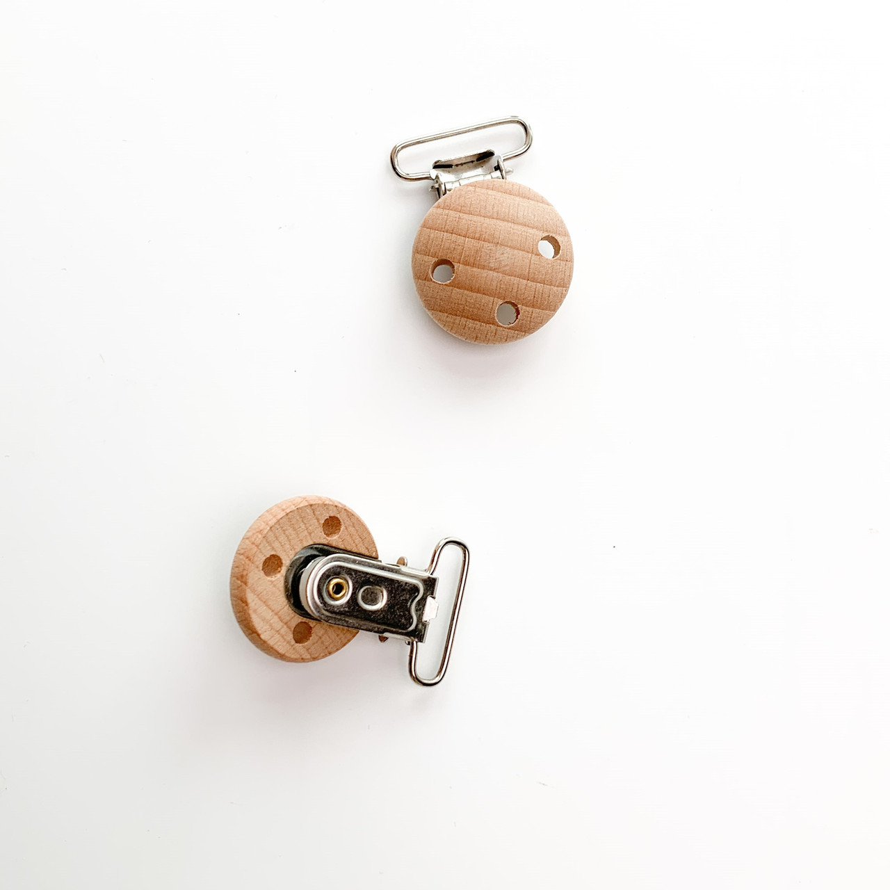 Фігурка дерев'яна з прищіпкою 3 см для пустушки Кругла з дірочками, фото 1