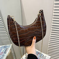 Женская сумочка багет в стиле рептилии с цепочкой коричневая