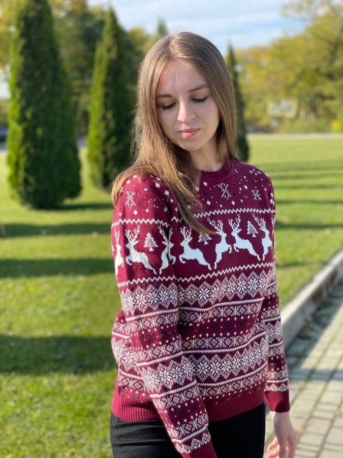 Жіночий светр з оленями та новорічним візерунком бордо без горла one size