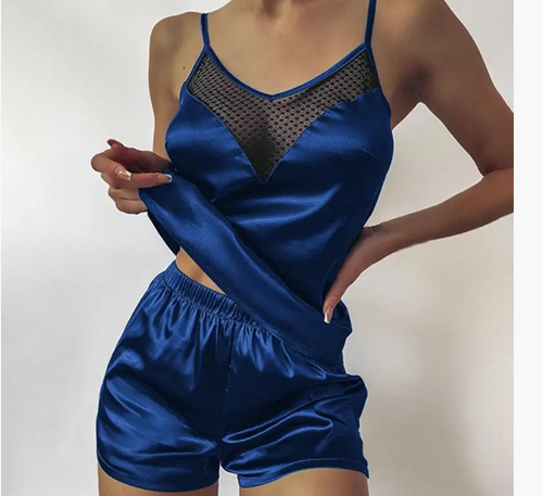Жіноча піжама шортами із блискучого атласу синього кольору.