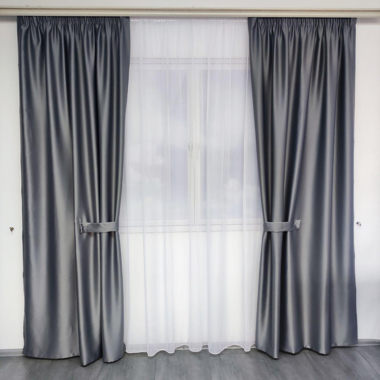 Готові штори в спальню із щільної тканини атлас блекаут сірого кольору 150х270 (2 шт). Набір щільних штор.