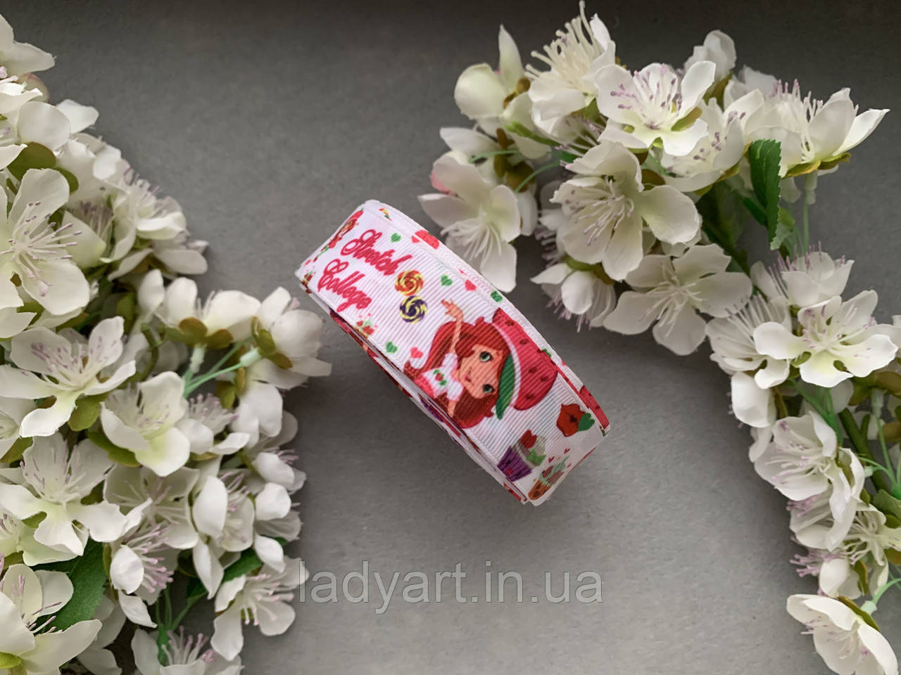 Стрічка репсова з малюнком 2.5 см "Дівчинка полуничка на білому" , 25 ярд, оптом