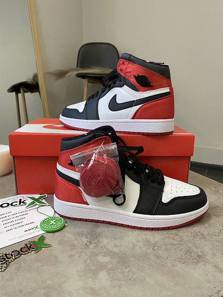 Jordans retro 1 red black sale white