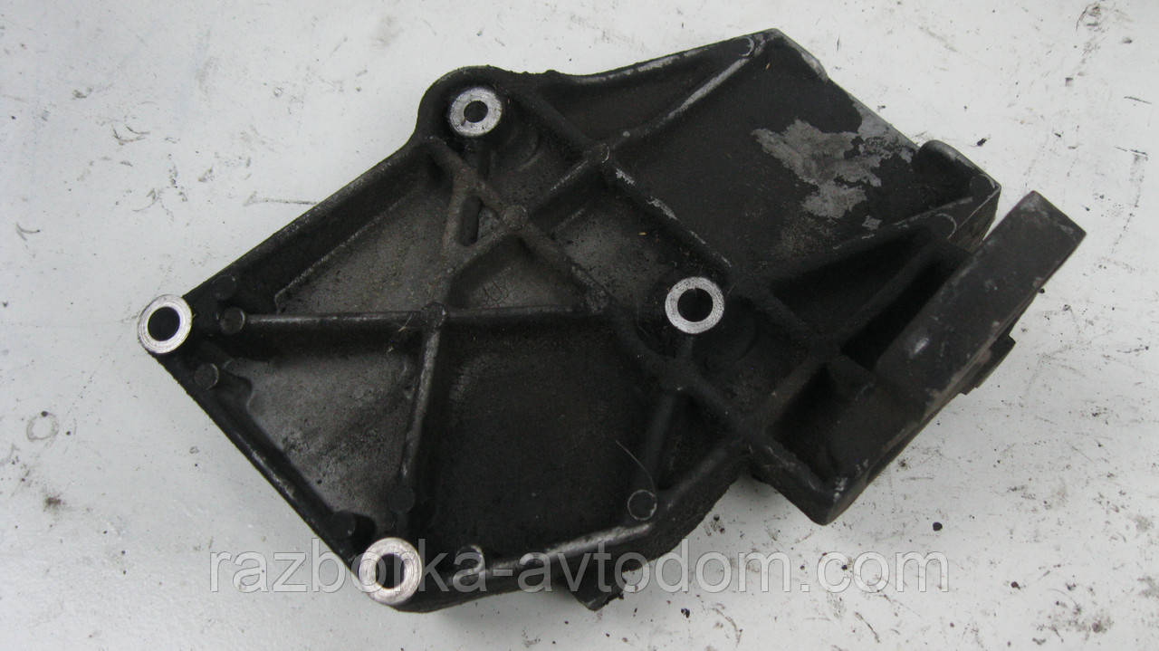 Кронштейн компресора кондиціонера VW Passat B5 (1997-2000) OE:028260885A