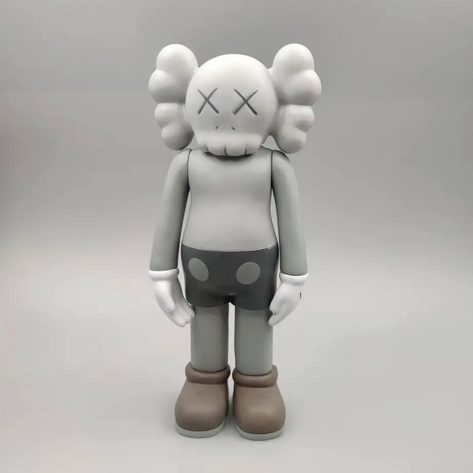 Статуэтка Kaws Companion серого цвета 18 см. Дизайнерская игрушка Кавс серый. Фигурка для интерьера медведь Ka - фото 1 - id-p1986417058