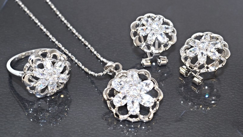 Набір: кулон на ланцюжку, сережки та каблучка 16р 16.5р 17р 18р 18.5р 19р Родій. Камені: білий циркон