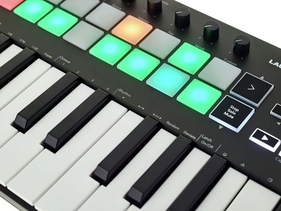 MIDI клавіатура NOVATION LaunchKey Mini MK3 - фото 4 - id-p1986548627