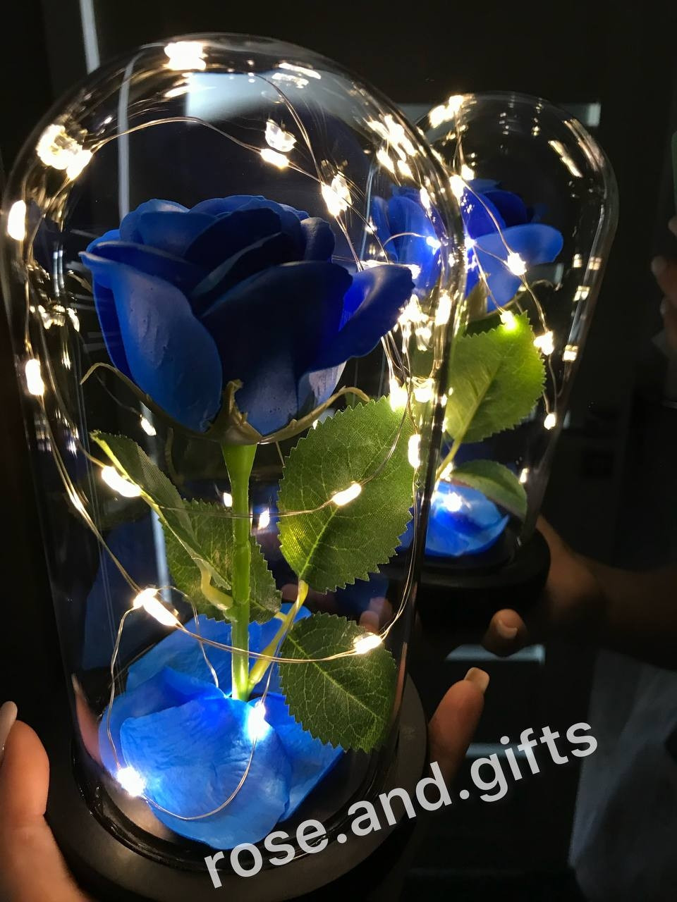 Троянда синя з пелюстками в колбі та Led підсвідкою - фото 1 - id-p1986684740