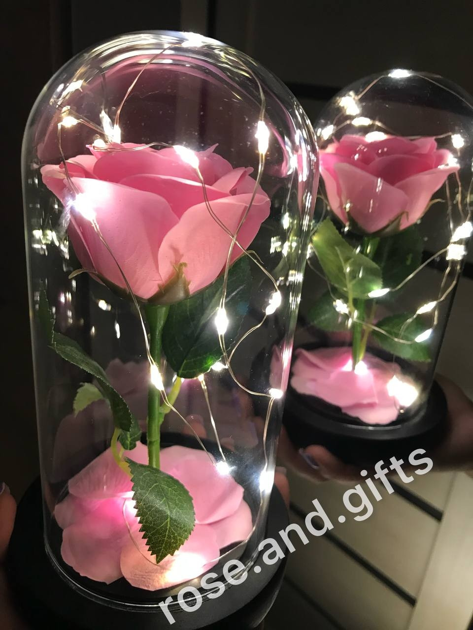 Рожева троянда в колбі з пелюстками та Led підсвіткою 21см. - фото 1 - id-p1986812940