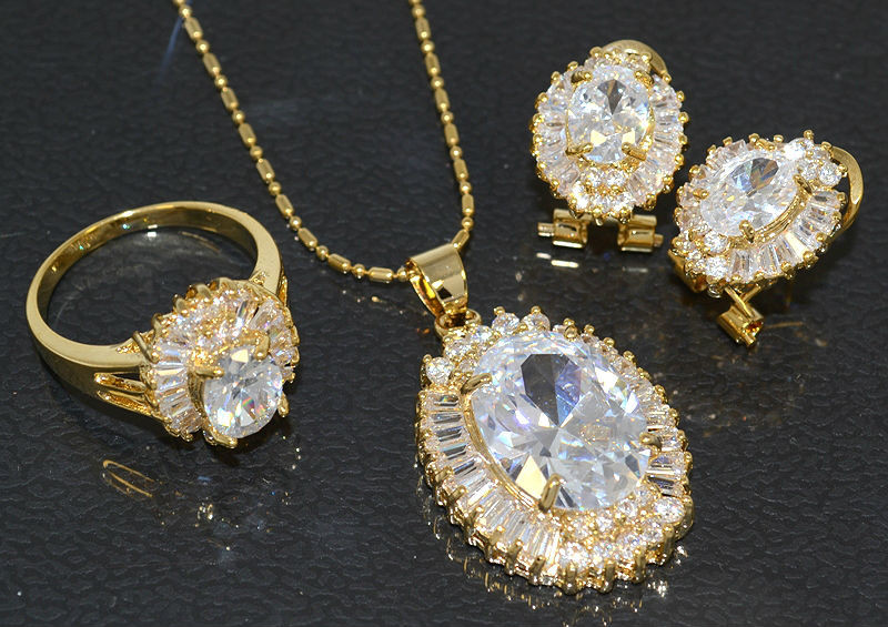 Набір: кулон на ланцюжку, сережки та каблучка 19р. Позолота 18К. Камені: білий циркон
