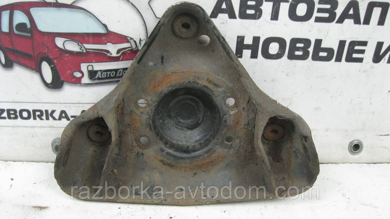 Опорний кронштейн переднього амортизатора VW Passat B5 (1997-2000) OE: 8D0412391B
