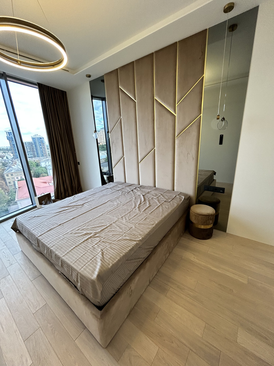 Панелі та ліжко