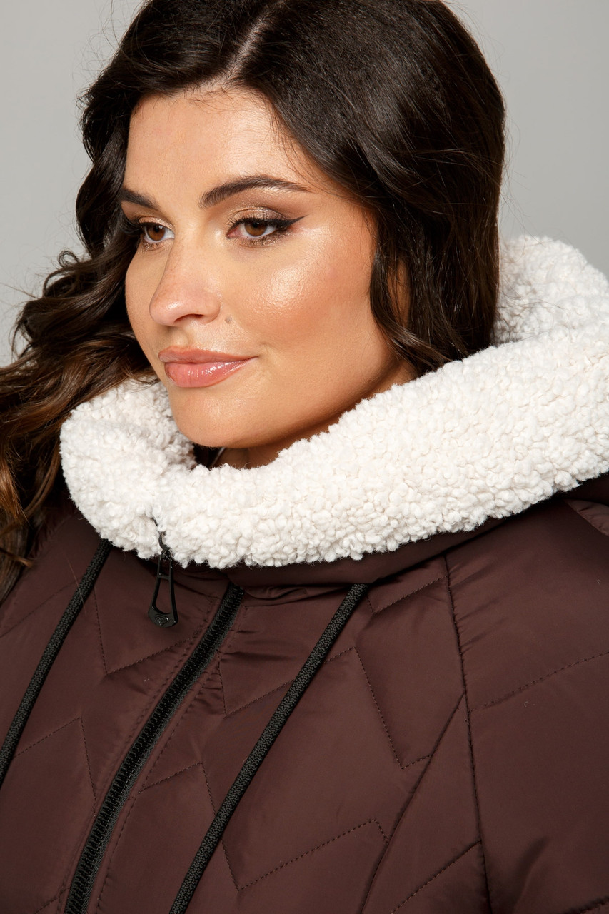 Модная женская зимняя куртка Тоскана стеганая с мехом под овчину батал 50-60 размеры разные цвета шоколад - фото 10 - id-p1987103650