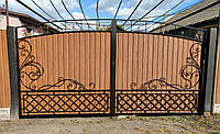 Кованые распашные ворота с калиткой.