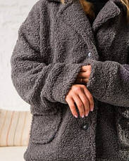 Жіноча укорочена шубка сірого кольору з еко-хутра з англійським коміром розміри від 44 до 54, фото 2