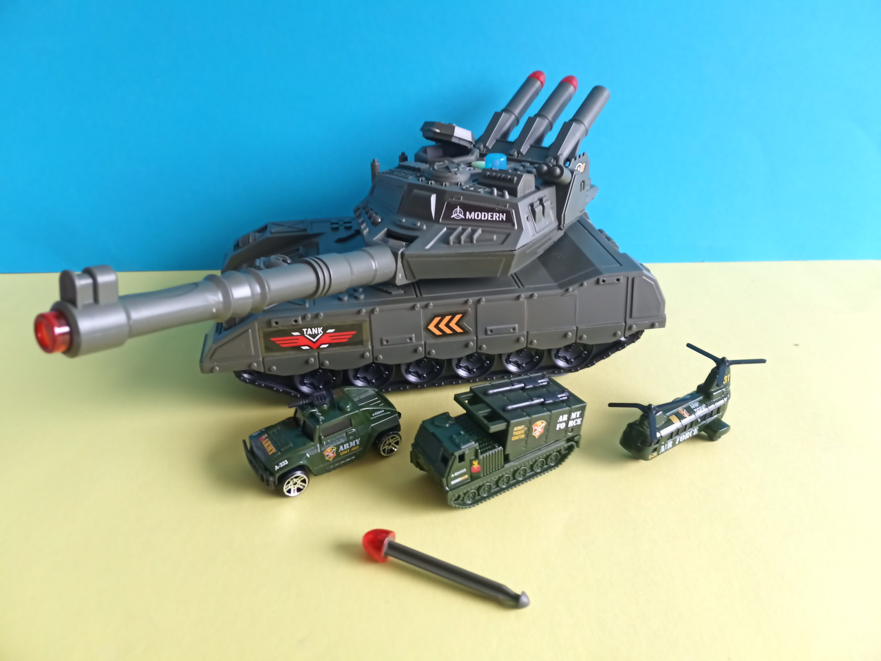Игрушка большой танк музыкальный с механизмами запуска ракет и