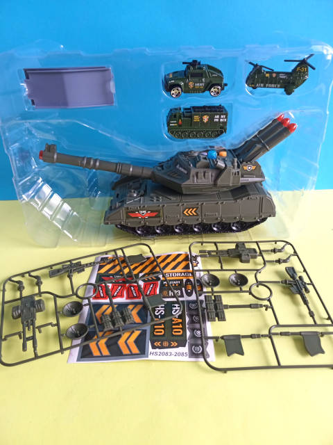 Игрушка большой танк музыкальный с механизмами запуска ракет и