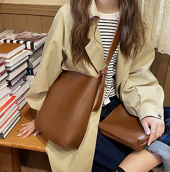 Містка сумка на плече або через плече ремінець подовжується до 95 см коричнева