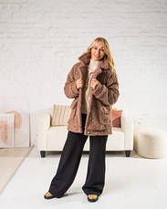 Жіноча укорочена шубка коричневого кольору з еко-хутра з англійським коміром розміри від 44 до 54, фото 3