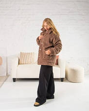 Жіноча укорочена шубка коричневого кольору з еко-хутра з англійським коміром розміри від 44 до 54, фото 2