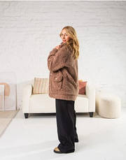 Жіноча укорочена шубка коричневого кольору з еко-хутра з англійським коміром розміри від 44 до 54, фото 4