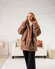Жіноча укорочена шубка коричневого кольору з еко-хутра з англійським коміром розміри від 44 до 54, фото 5