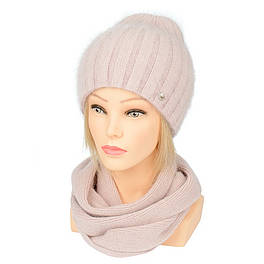 Комплект шапка  і шарф жіночий в'язаний з ангори Lina колір пудровий