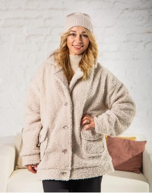 Жіноча укорочена шубка молочного кольору з еко-хутра з англійським коміром розміри від 44 до 54